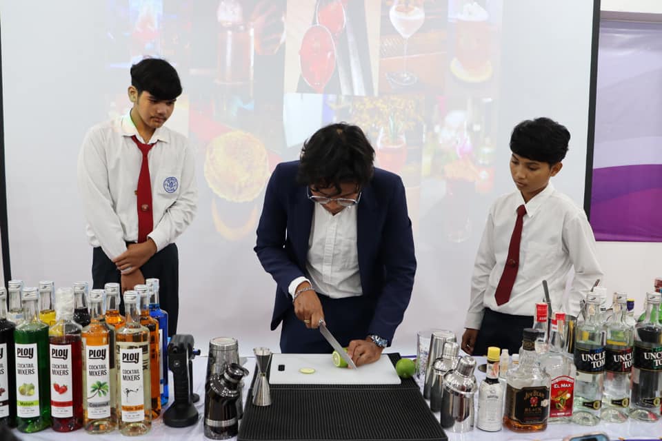 โครงการพัฒนาทักษะการผสมเครื่องดื่ม Up Skill (Developing Drink Mixing Skill)