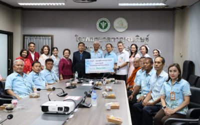 คุณจรงค์ – คุณสุรีย์ พลาหุวานันท์ ประธานกรรมการสถานศึกษาวิทยาลัยเทคนิคกาญจนดิษฐ์ ได้มอบเงินให้โรงพยาบาลกาญจนดิษฐ์ จำนวน 350,000 บาท เพื่อสมทบก่อสร้างอาคารห้องพิเศษ โดยมี ผอ. ดร.สุธี ไทยเกิด เข้าร่วมด้วย