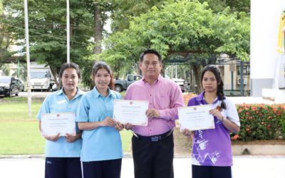 ดร.สุธี ไทยเกิด ผู้อำนวยการวิทยาลัยเทคนิคกาญจนดิษฐ์ มอบเกียรติบัตรให้กับนักเรียน นักศึกษาที่เข้าร่วมกิจกรรมวันสุนทรภู่ ได้รับรางวัลจากกิจกรรมการประกวดตัวละครภายใต้การประพันธ์ของสุนทรภู่ และการทำแบบทดสอบออนไลน์ ๑๐๐%