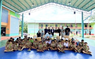 โรงเรียนบ้านคลองนามิตรภาพที่ 201 ร่วมสมทบเครื่องอุปโภค บริโภค เพิ่มเติมให้กับวิทยาลัยเทคนิคกาญจนดิษฐ์ ที่กำลังไปเป็นกำลังเสริมในการช่วยเหลือผู้ประสบอุทกภัยหนักที่จังหวัดสงขลา