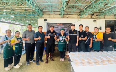 พวกเราชาววิทยาลัยเทคนิคกาญจนดิษฐ์ นำโดย ดร.สุธี ไทยเกิด ผู้อำนวยการวิทยาลัยฯ ร่วมกับคณะครูและนักศึกษายังคงจัดตั้งโรงครัว เพื่อช่วยเหลือผู้ประสบภัยน้ำท่วมอย่างต่อเนื่อง