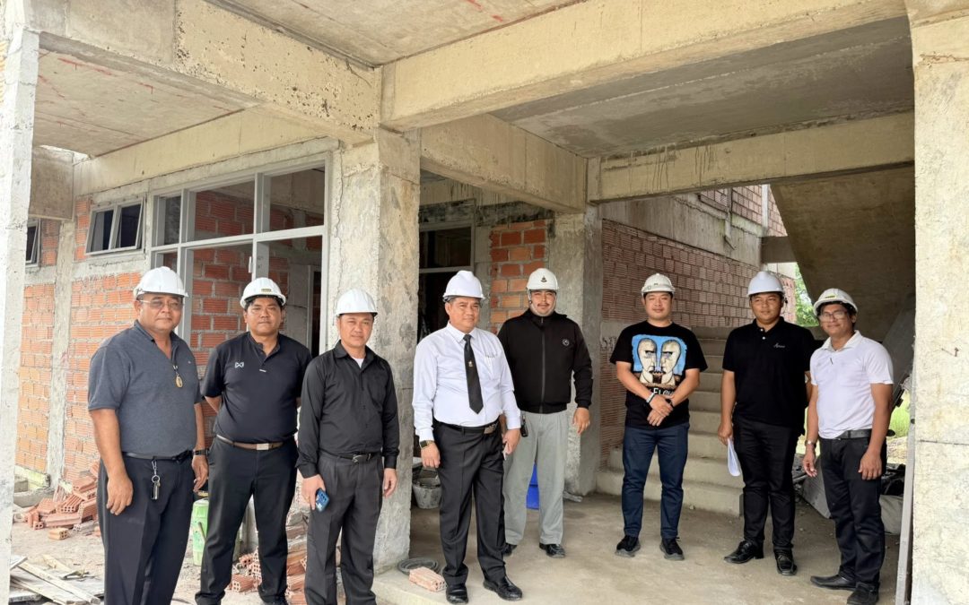 คณะกรรมการผู้ควบคุมงานและตรวจรับพัสดุ (งานก่อสร้าง) ดำเนินการตรวจการสร้างอาคารแฟลต 14 ยูนิต ประจำงวดที่ 5 ของวิทยาลัยเทคนิคกาญจนดิษฐ์