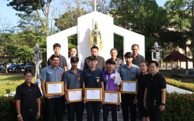 ดร.สุธี ไทยเกิด ผู้อำนวยการวิทยาลัยเทคนิคกาญจนดิษฐ์ มอบเกียรติบัตรให้นักเรียน นักศึกษาที่ทำความดี จิตอาสา ไปร่วมช่วยประชาชนที่เดือดร้อนจากเหตุการณ์อุทกภัย ณ อำเภอหาดใหญ่ จังหวัดสงขลา