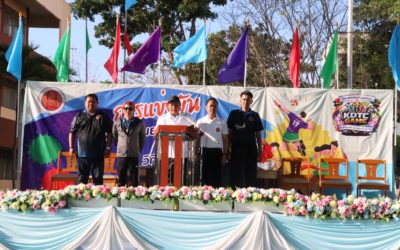 ดร.สุธี ไทยเกิด ผู้อำนวยการวิทยาลัย พร้อมคณะผู้บริหาร ประธานสี กล่าวปิดโครงการแข่งขันกีฬาสีต้านยาเสพติด ผูกมิตรไมตรี วิถีกาญจนดิษฐ์ ประจำปีการศึกษา 2568