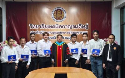 ดร.สุธี ไทยเกิด ผู้อำนวยการวิทยาบัยเทคนิคกาญจนดิษฐ์ มอบประกาศนียบัตรวิชาชีพชั้นสูง (ปวส.) ภาคสมทบ รุ่น 1 ที่สำเร็จการศึกษาประจำปีการศึกษา 2568