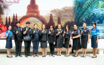 นายจตุรงค์ ขุนปักษี ครู คศ.1 ทำหน้าที่รองผู้อำนวยการวิทยาลัยเทคนิคกาญจนดิษฐ์ นางสาวจีรวรรณ ศรีวิลัย หัวหน้างานกิจกรรมนักเรียนนักศึกษา และนายอภิสิทธิ์ กิมฮวยไล้ หัวหน้าชมรม To Be Number One วิทยาลัยเทคนิคกาญจนดิษฐ์ ร่วมต้อนรับ นายนิธิศ ภู่ชัย และนายธนิศร ศรีก๊กเจริญ คณะอนุกรรมการประเมินติดตามผลดำเนินงานชมรม To Be Number One รอบพื้นที่ระดับประเทศ
