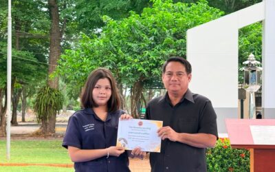 ดร.สุธี ไทยเกิด ผู้อำนวยการวิทยาลัยเทคนิคกาญจนดิษฐ์ มอบเกียรติบัตรแก่นักเรียนและนักศึกษาที่ได้รับรางวัลจากการเข้าร่วมกิจกรรม วันสุนทรภู่คู่วันภาษาไทย ประจำปีการศึกษา 2569