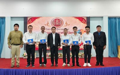 ดร.สุธี ไทยเกิด ผู้อำนวยการวิทยาบัยเทคนิคกาญจนดิษฐ์ มอบประกาศนียบัตรวิชาชีพชั้นสูง (ปวส.) ภาคสมทบ รุ่น 1 ที่สำเร็จการศึกษาประจำปีการศึกษา 2568